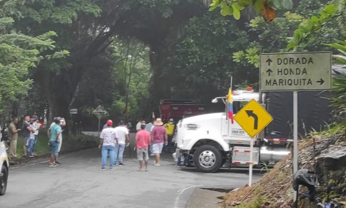 Medidas cautelares sobre 18 vehículos por obstrucción a vías públicas 1 vehiculos vias paro nacional
