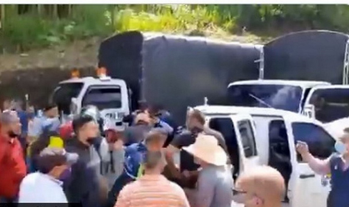 FOTOS Y VIDEOS. Motociclista disparó después de que bloquearan su paso, manifestantes quedaron heridos 1 via medellin manifestantes heridos