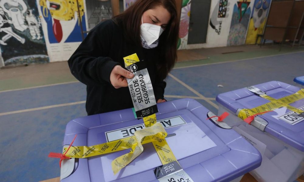 Jurados reinstalan las mesas de votación hoy, durante las elecciones locales y constituyentes en un colegio electoral en la comuna de San Bernardo, en Santiago (Chile). EFE/ Elvis González