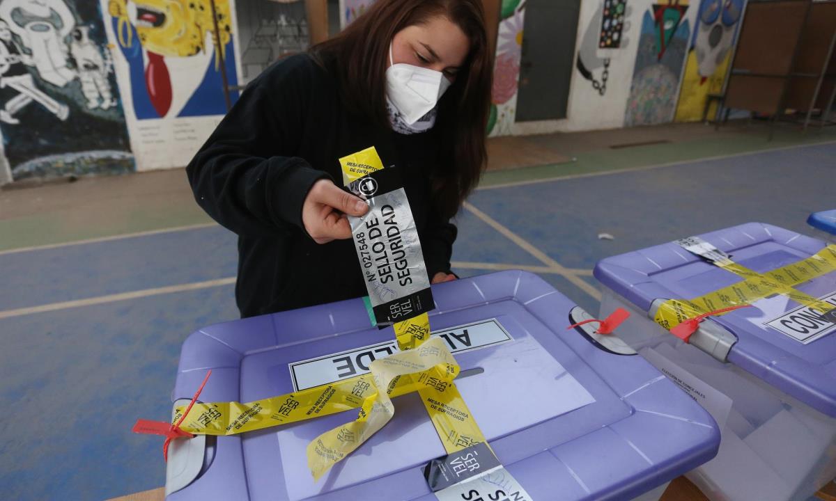 Chile espera una alta participación en la segunda jornada electoral 1 Jurados reinstalan las mesas de votación hoy, durante las elecciones locales y constituyentes en un colegio electoral en la comuna de San Bernardo, en Santiago (Chile). EFE/ Elvis González