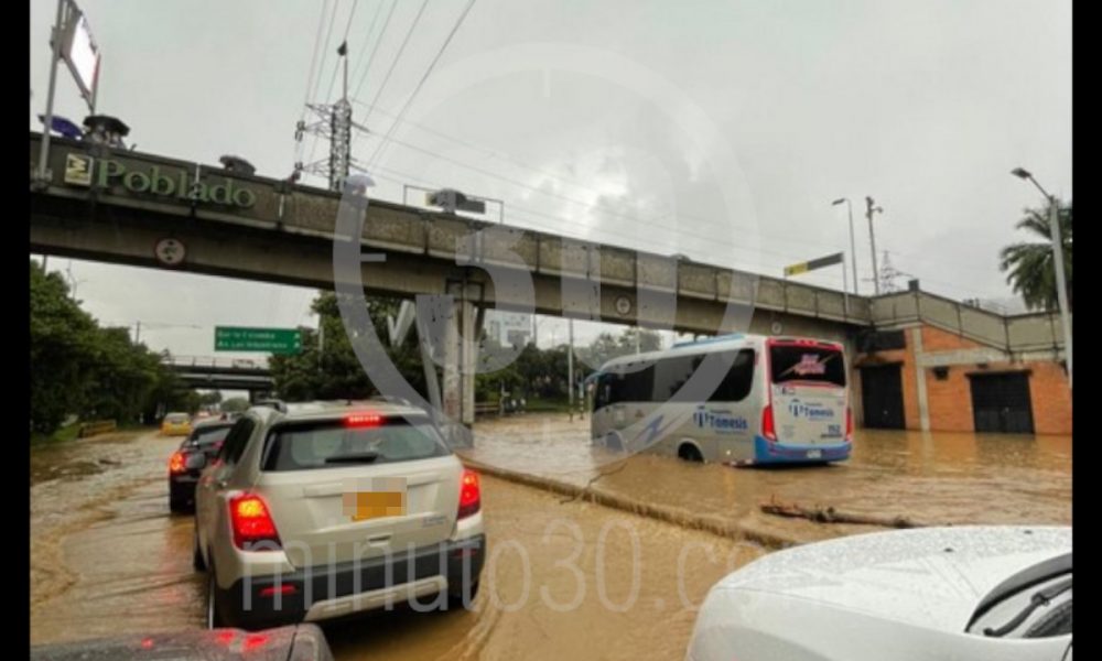 [Fotos y videos] Continúa la movilidad reducida por inundación en la Avenida Las Palmas
