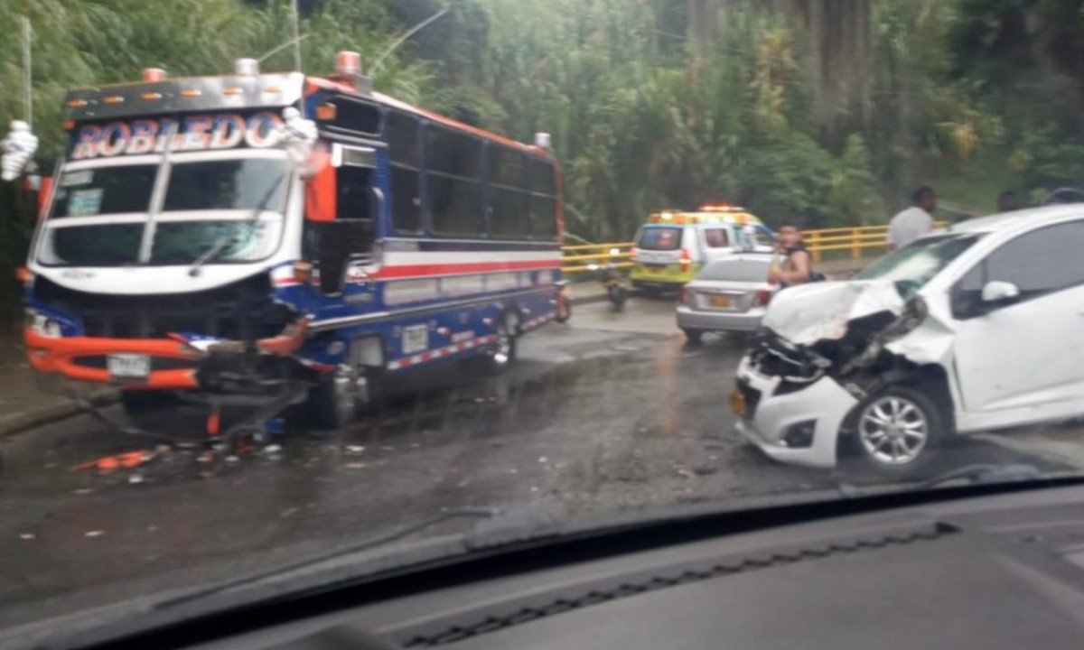 En Robledo, La Campiña, un bus y un carro particular chocaron 1 En Robledo, La Campiña, un bus y un carro particular chocaron