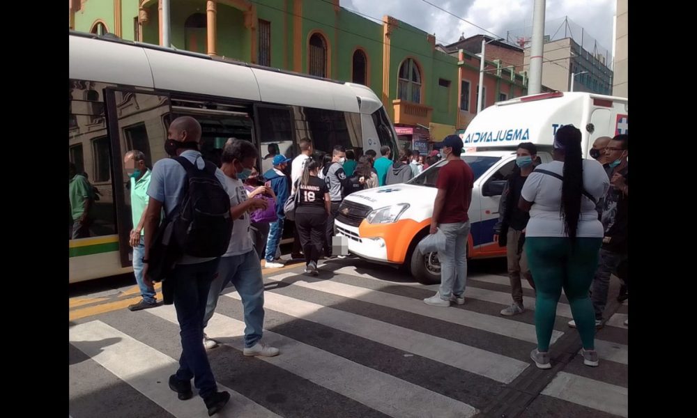 ¡Terrible! Fuerte accidente en el centro de Medellín, una ambulancia chocó contra el Tranvía