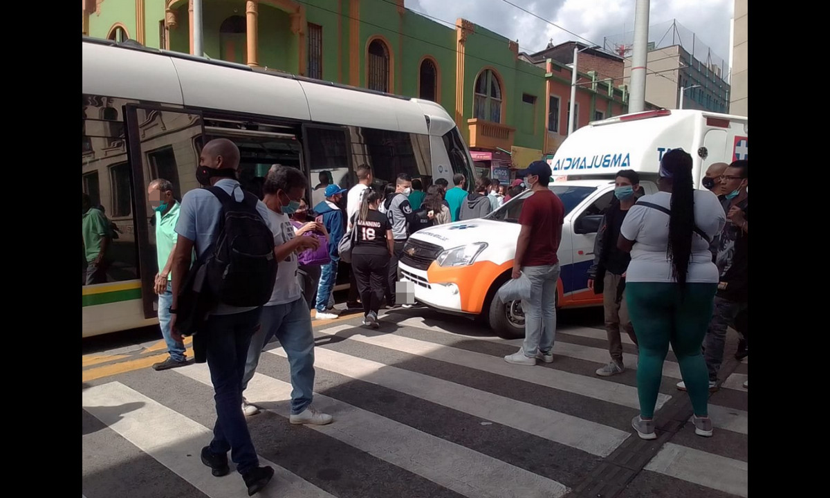 ¡Terrible! Fuerte accidente en el centro de Medellín, una ambulancia chocó contra el Tranvía ¡Terrible! Fuerte accidente en el centro de Medellín, una ambulancia chocó contra el Tranvía