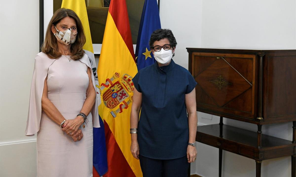 La ministra de Exteriores, Arancha González Laya (d) recibe a la vicepresidenta y ministra de Relaciones Exteriores de Colombia, Marta Lucía Ramírez (i) durante un encuentro celebrado en el Palacio de Viana en Madrid este martes. EFE/Víctor Lerena Iván Duque