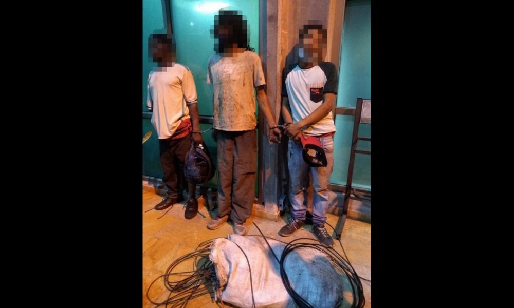 A estos los pillaron robando cables del sistema de semaforización de Medellín