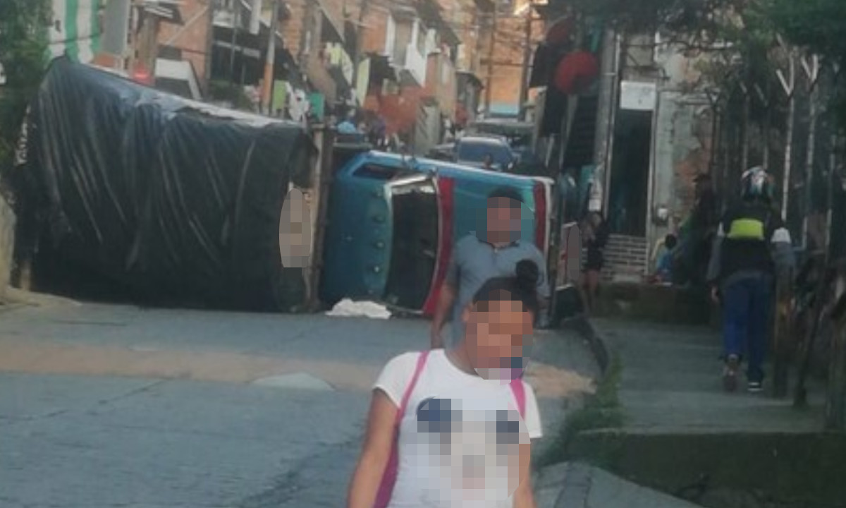 Un camión se volcó en Santo Domingo Un camión se volcó en Santo Domingo