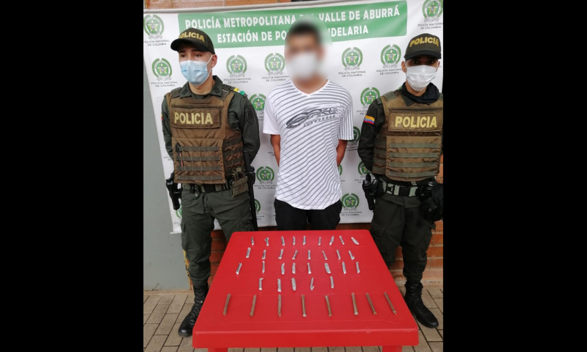 A este sujeto lo pillaron en Medellín con los 'porros' listos pa' la venta 1 A este sujeto lo pillaron en Medellín con los 'porros' listos pa' la venta