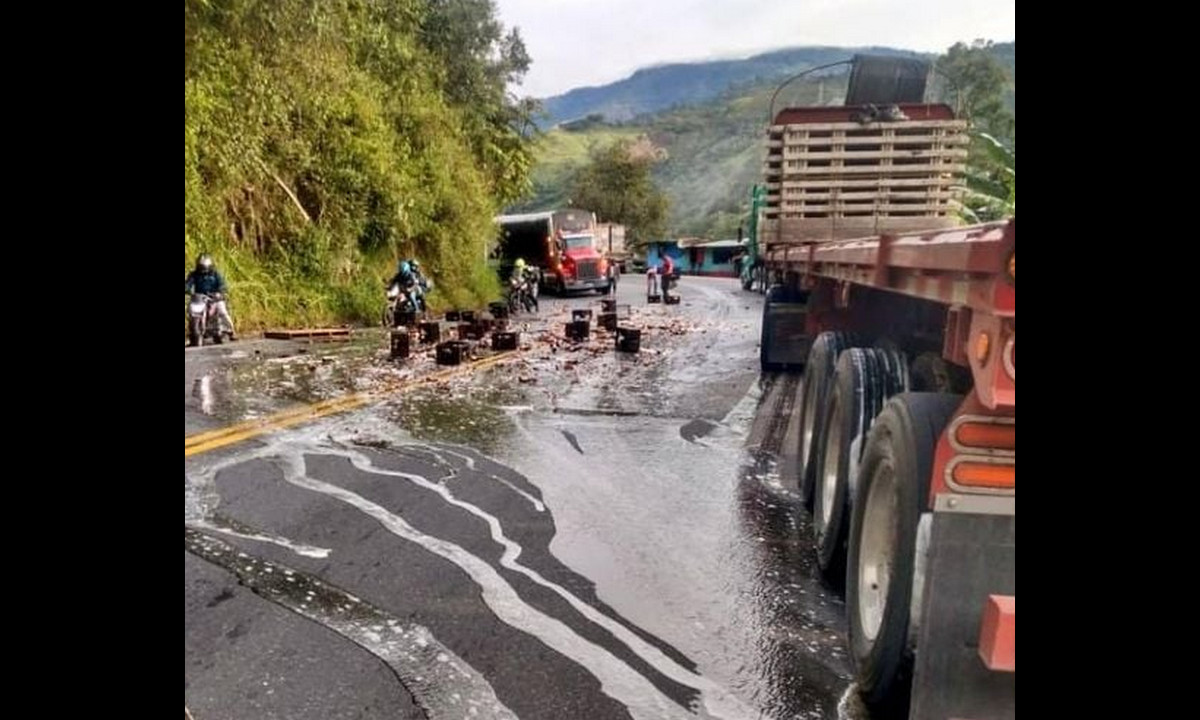 Un camión con cerveza se accidentó, dejó sobre la vía varias canastas esparcidas 5 Un camión con cerveza se accidentó, dejó sobre la vía varias canastas esparcidas