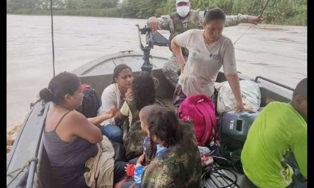 5 niños y 5 adultos fueron rescatados tras accidente fluvial en el Río Atrato