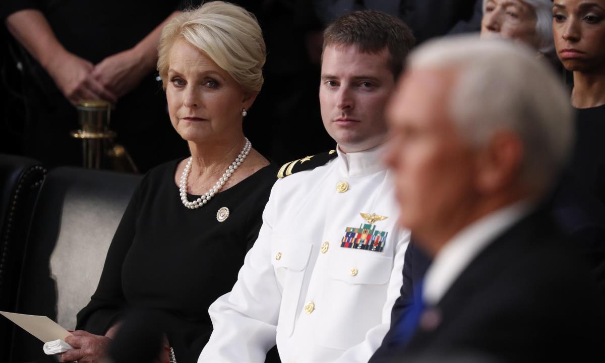 En la imagen, Cindy McCain (i), viuda del fallecido senador John McCain. EFE/Kevin Lamarque Pool/Archivo FAO