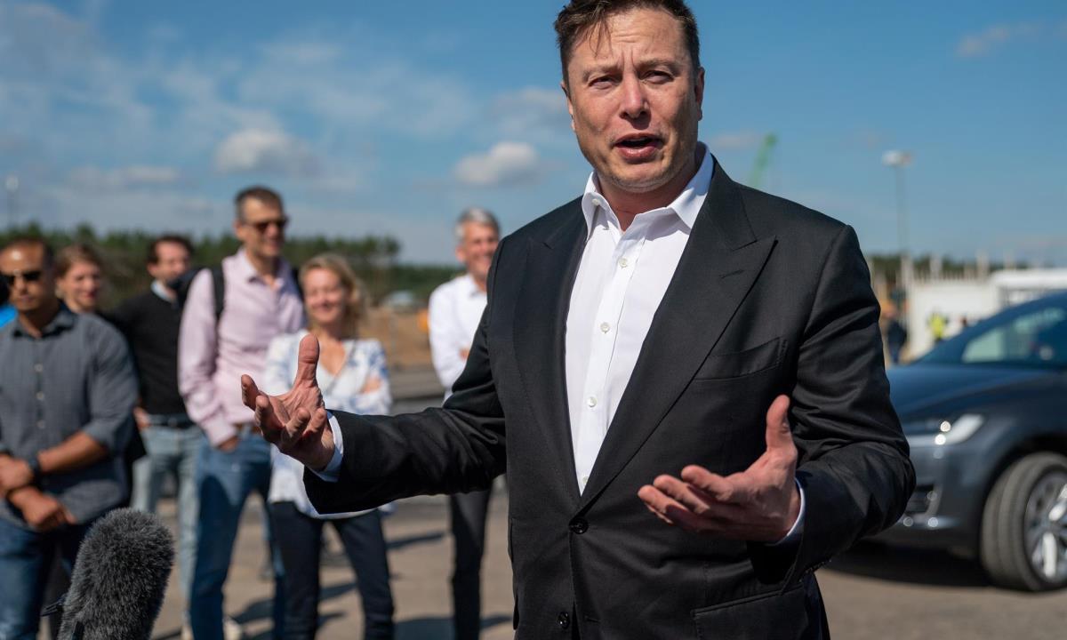 En la imagen, el presidente de SpaceX, Elon Musk (d). EFE/Alexander Becher/Archivo SpaceX