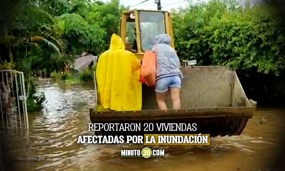 [Video] En maquinas tuvieron que salir algunos habitantes de El Bagre en medio de la inundación