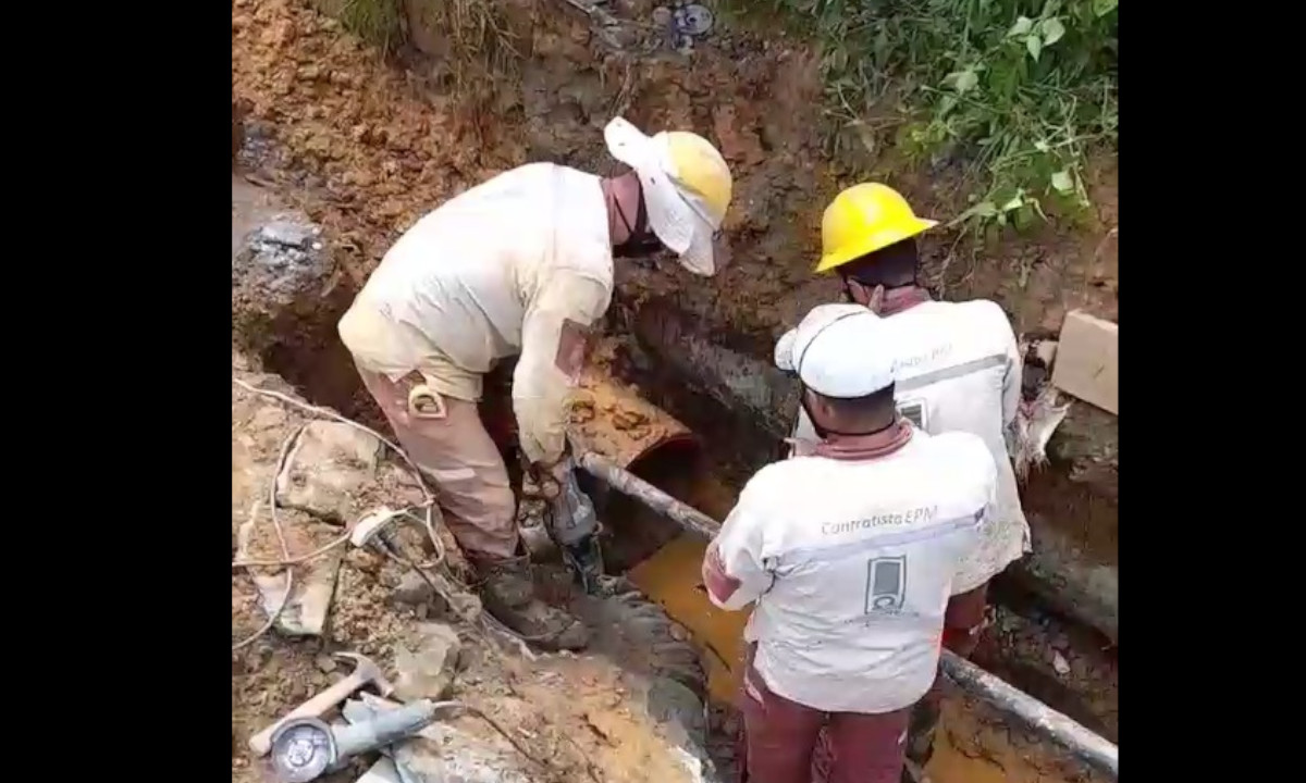 EPM trabaja en la reparación de la fuga que dejó sin agua a San Cristóbal y barrios aledaños 1 EPM trabaja en la reparación de la fuga que dejó sin agua a San Cristóbal y barrios aledaños
