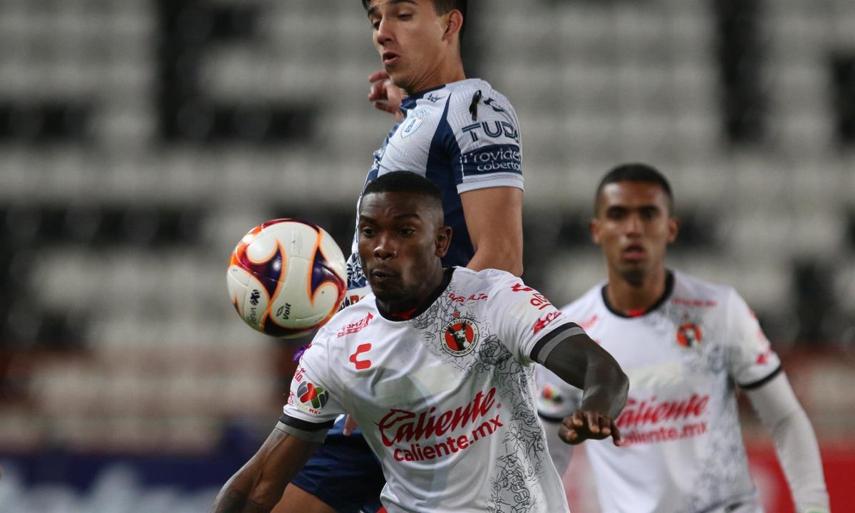 El jugador Kevin Álvarez de Pachuca (atrás) disputa el balón con el jugador Fabián Castillo de Tijuana (frente). EFE/David Martinez Pelcastre/Archivo Fabian Castillo