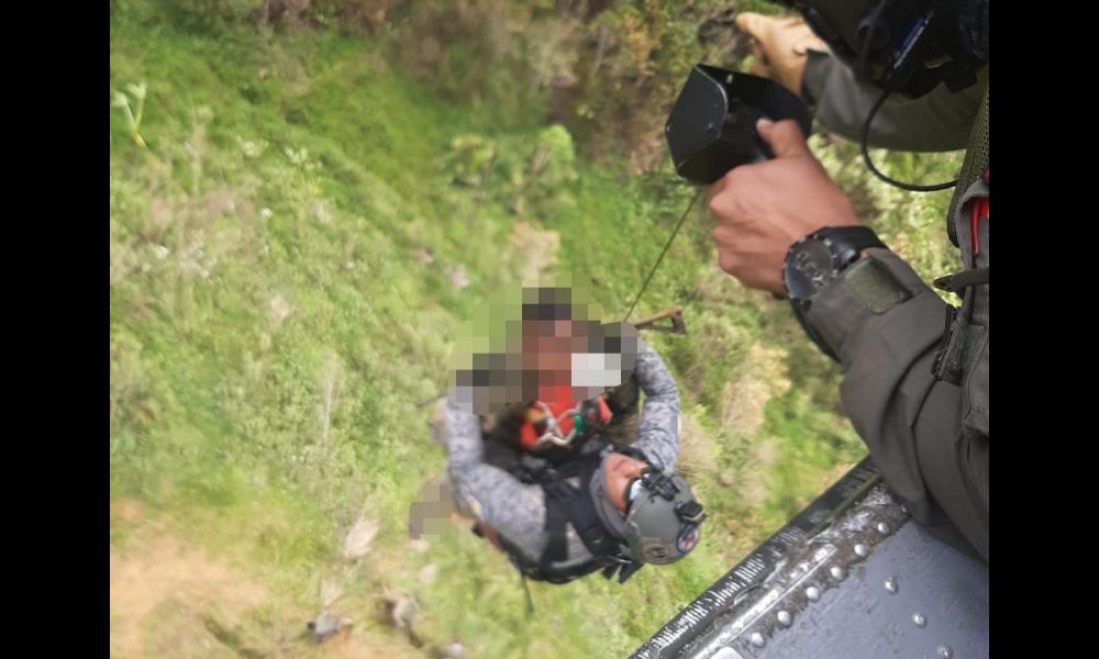 Fuerza Aérea realizó maniobras para salvarle la vida a un hombre herido durante un combate