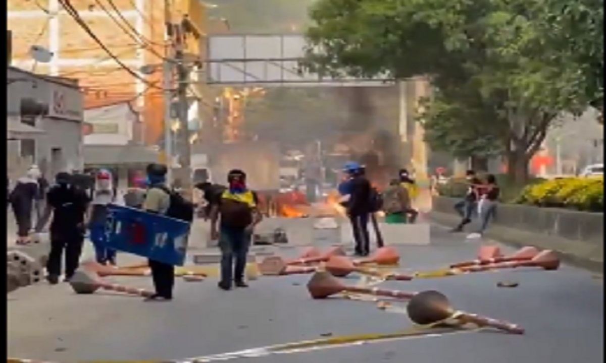 VIDEO: Atención: Manifestantes bloquean la vía Simón Bolívar, en Itagüí 1 Itagüí
