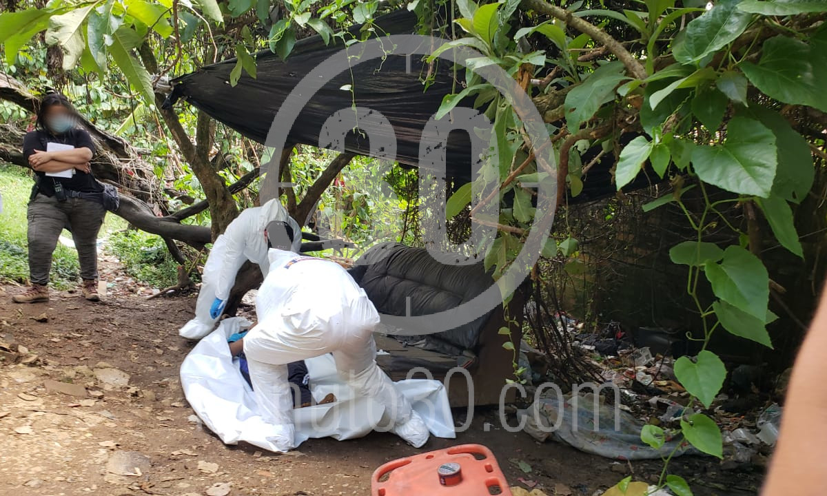 EN FOTOS Y VIDEO: ¿Qué le pasó? En un ‘cambuche’ de Villatina encontraron a un joven muerto 3 Villatina