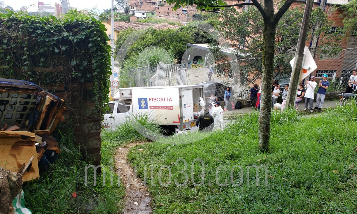 EN FOTOS Y VIDEO: ¿Qué le pasó? En un ‘cambuche’ de Villatina encontraron a un joven muerto 4 Villatina
