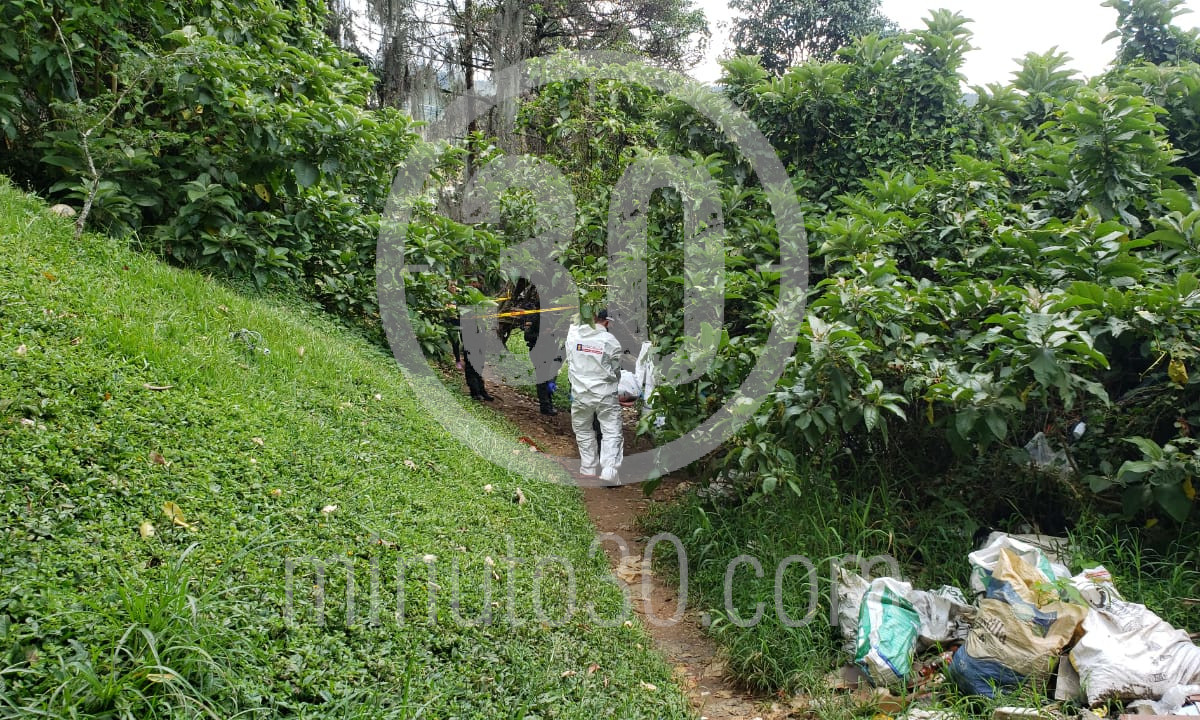 EN FOTOS Y VIDEO: ¿Qué le pasó? En un ‘cambuche’ de Villatina encontraron a un joven muerto 5 Villatina