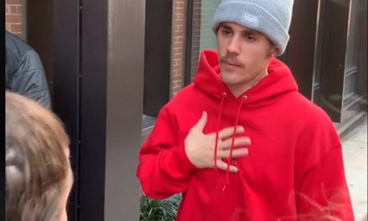 Justin Bieber frenó a seguidoras 'acosadoras' en la entrada de su casa 1 Justin Bieber