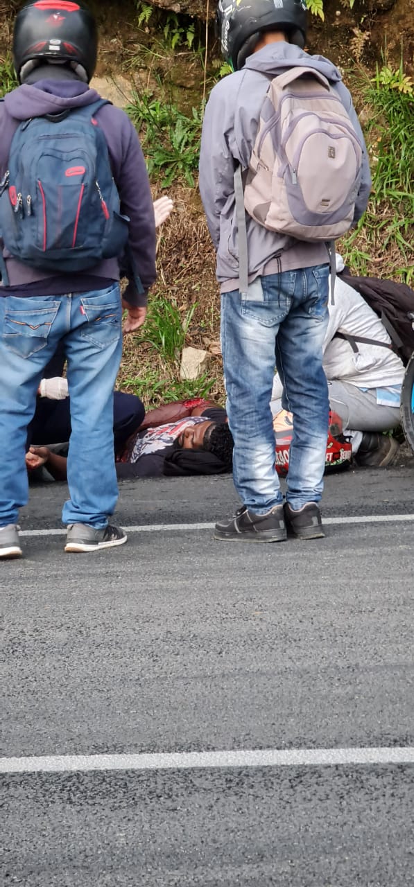 VIDEOS Y FOTOS: Se volcó un bus en Las Palmas, hay más de 20 personas heridas 2 las palmas-accidente