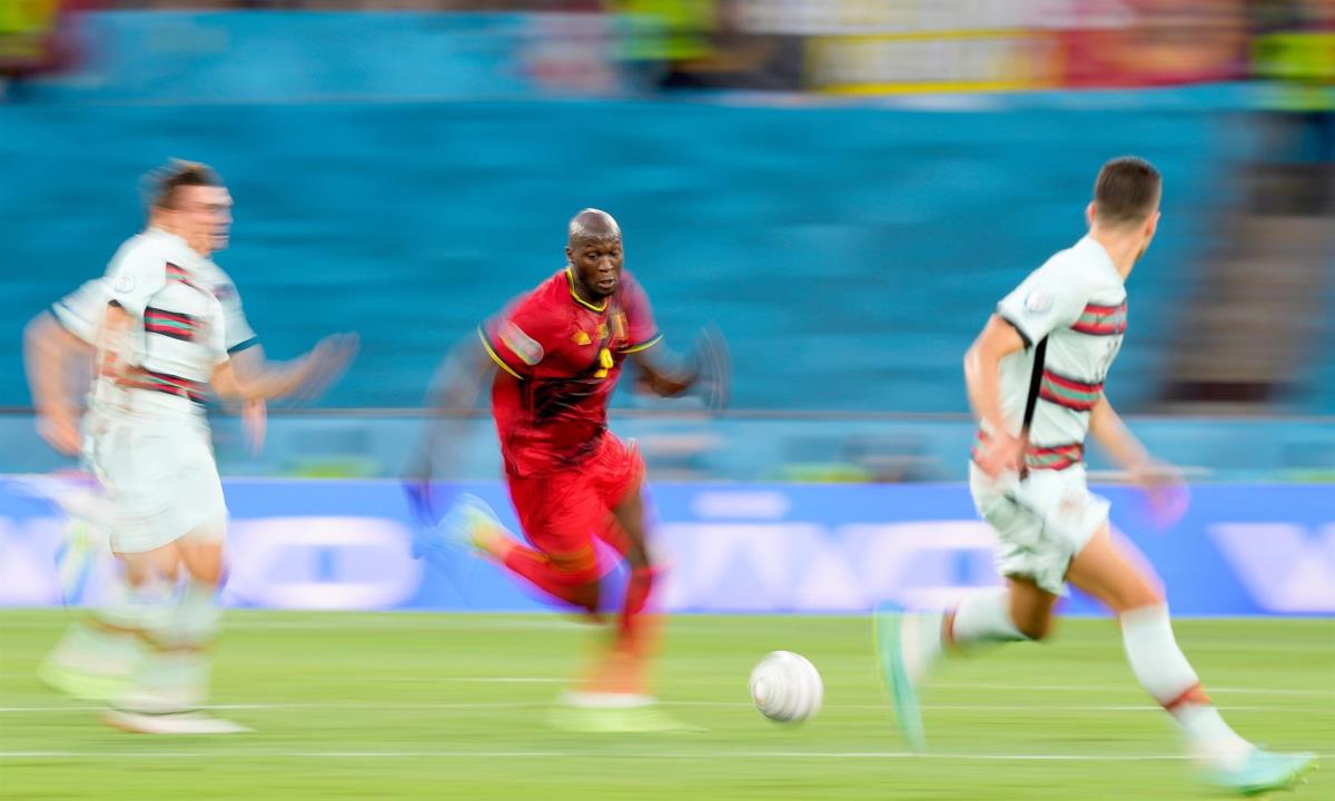 El delantero de Bélgica Romelu Lukaku (c), durante el partido de octavos de final de la Eurocopa 2020 entre Bégica y Portugal. EFE/EPA/HUGO DELGADO Lukaku