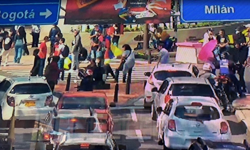 Manifestantes bloquean sector de la Av. Lindsay en Manizales