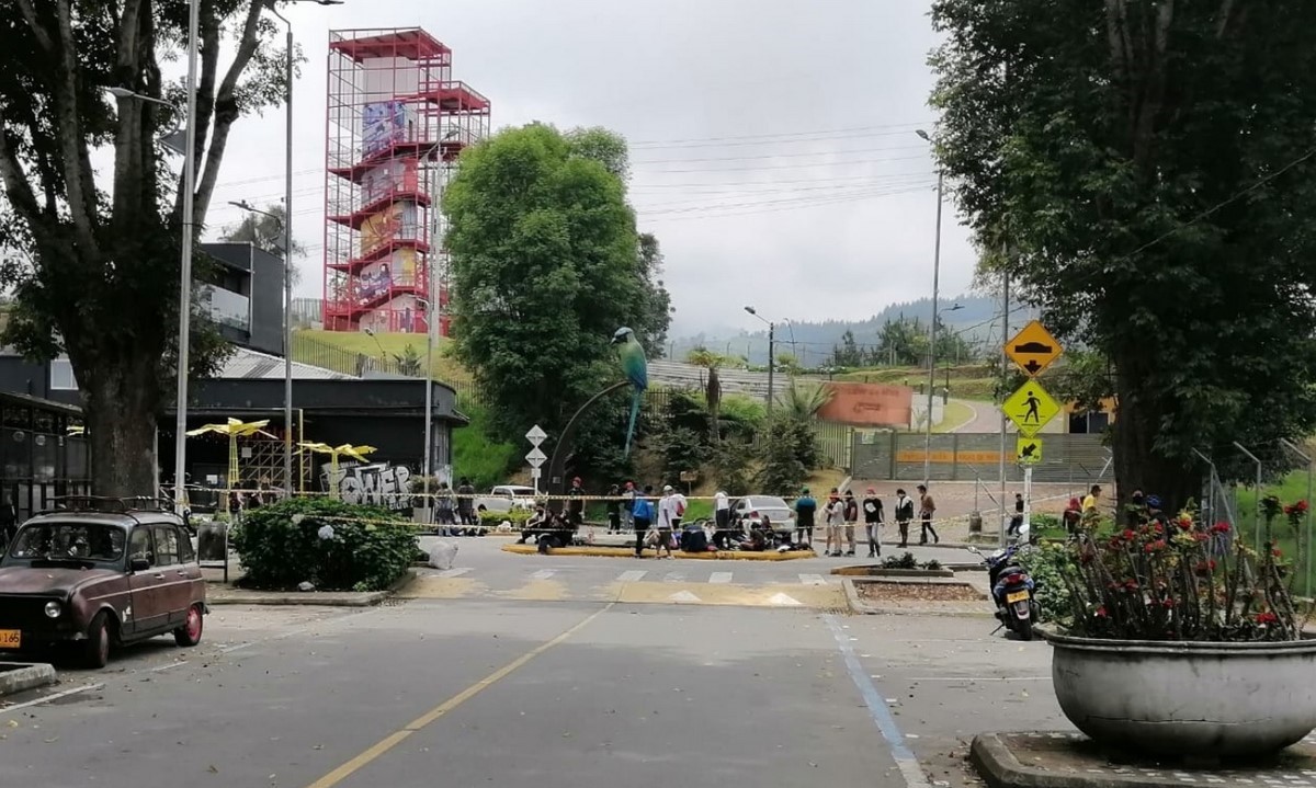 Manifestantes bloquean la glorieta del barrio Milán en Manizales Manifestantes bloquean la glorieta del barrio Milán en Manizales