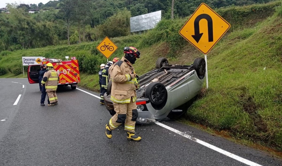 Fotos: Carro se volcó por Autopistas del Café, bomberos de Manizales atienden el accidente 1 Carro particular se volcó por Autopistas del Café