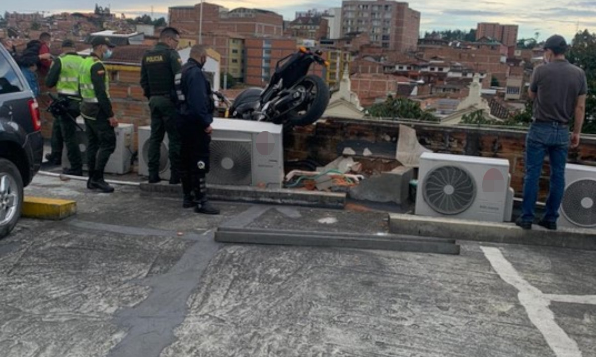 ¡Tragedia! En Rionegro un joven murió al caer del parqueadero de un quinto piso de un centro comercial ¡Tragedia! En Rionegro un joven murió al caer del parqueadero de un quinto piso de un centro comercial