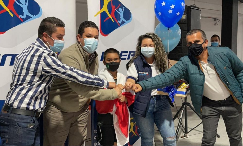 Un niño de Rionegro va con la bandera de Colombia a un centro de alto rendimiento deportivo de España