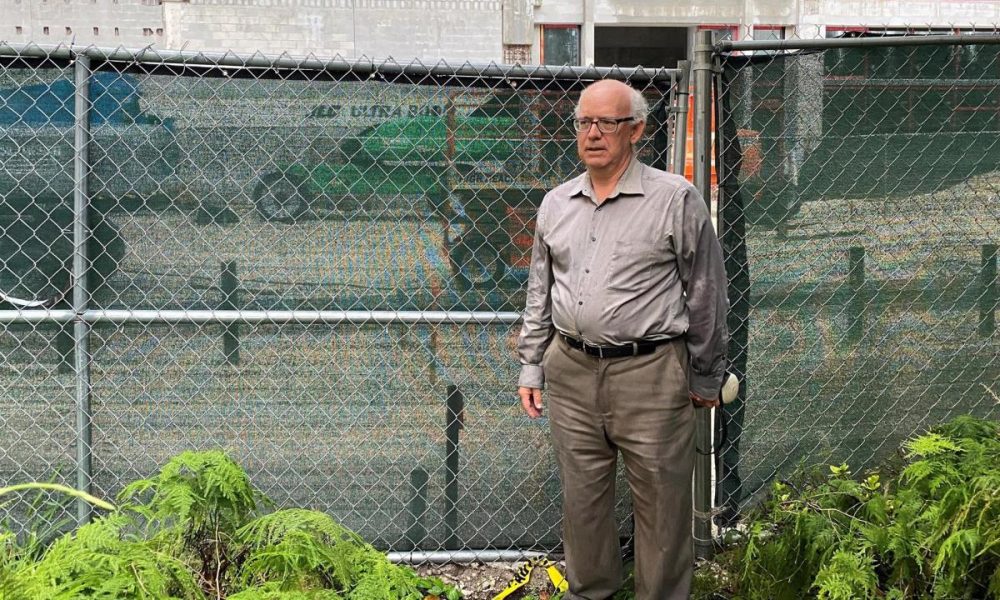 Cercado por una megaconstrucción, un hispano se resiste a abandonar su casa en Miami