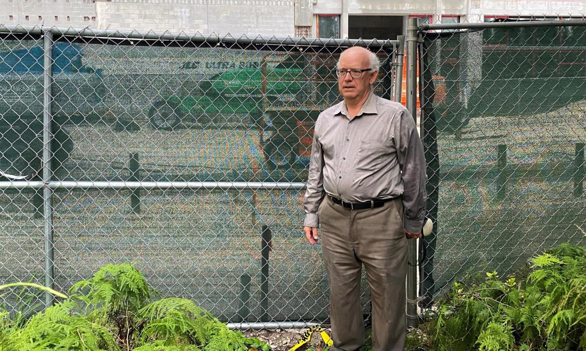El cubano Orlando Capote fue registrado al posar frente a su casa, aledaña a un megaproyecto de construcción comercial, en Coral Gables (Florida, EE.UU.). EFE/Emilio López Miami