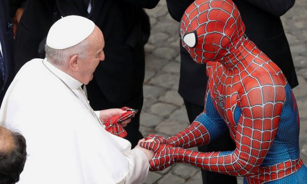 El papa recibió la visita de 'Spiderman'