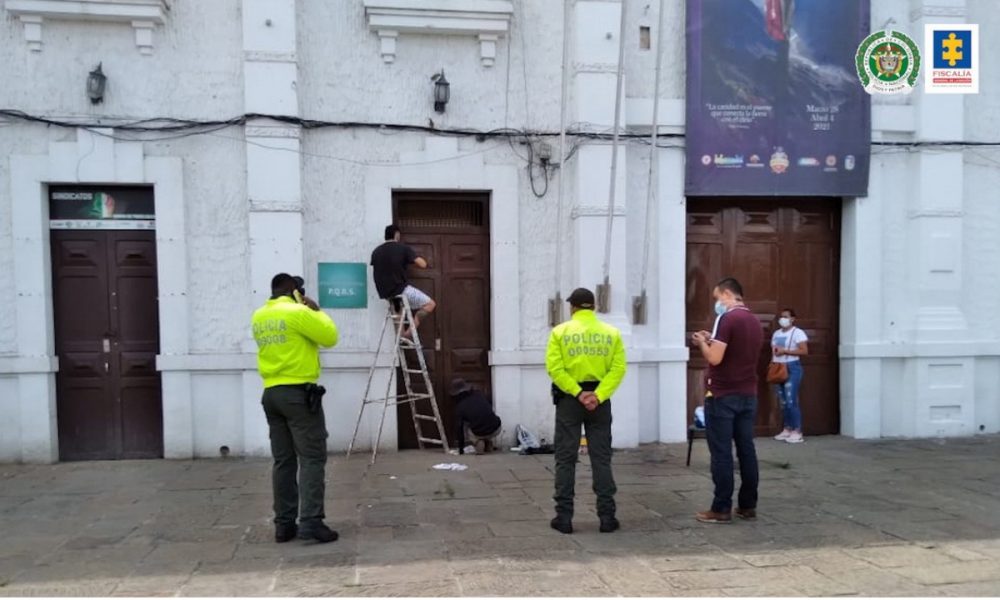 Se arrepintieron de vandalizar la fachada de una Alcaldía y la pintaron