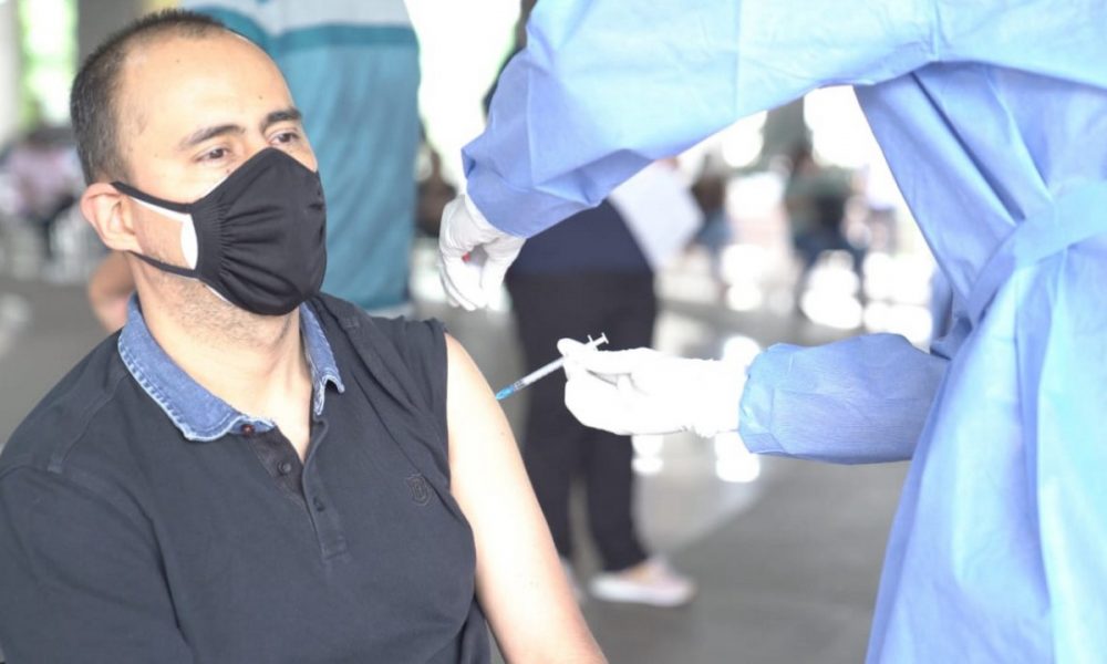 Funcionarios de EPM, mayores de 40 años, recibieron hoy la primera dosis de la vacuna contra el Covid