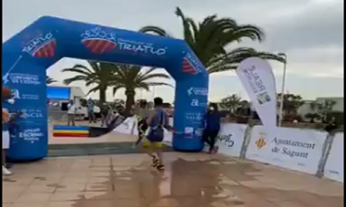 VIDEO: ¡Por confiado! Atleta perdió una importante carrera a centímetros de la meta 1 atleta