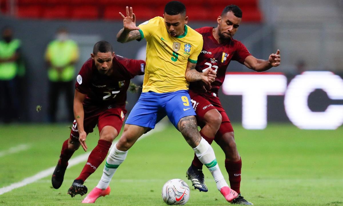 El jugador Gabriel Jesús (c) de Brasil disputa hoy el balón con Cristian Casseres (d) y Yohan Cumaná de Venezuela, durante el partido inaugural de la Copa América en el estadio Mané Garrincha, en Brasilia (Brasil). EFE/ Fernando Bizerra Jr Copa América