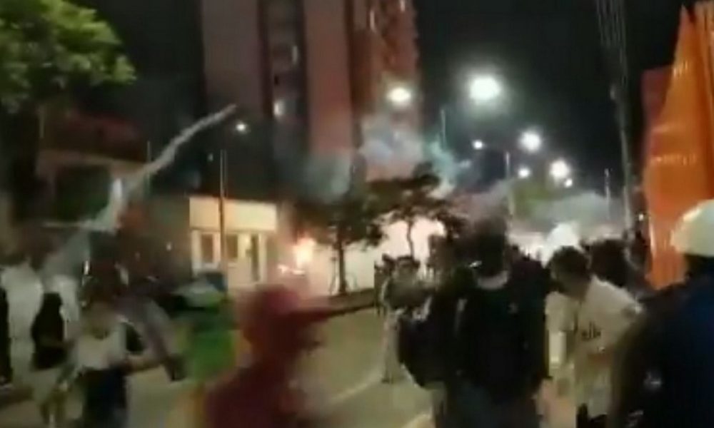 Desmanes de ayer en Bucaramanga dejaron dos policías heridos