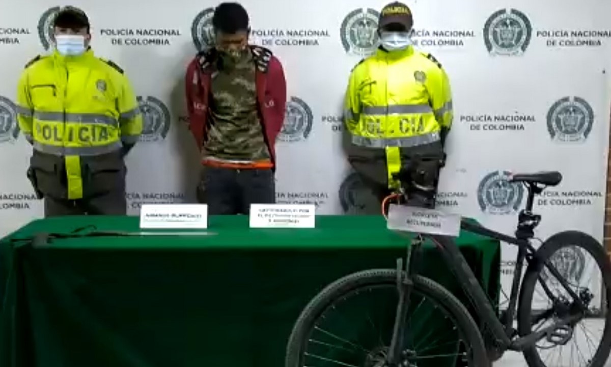 Video: Con un machete le hurtó la 'bici' a un ciudadano en Bogotá, pero lo cogieron 1 Capturado en Bogotá por hurtar una bicicleta