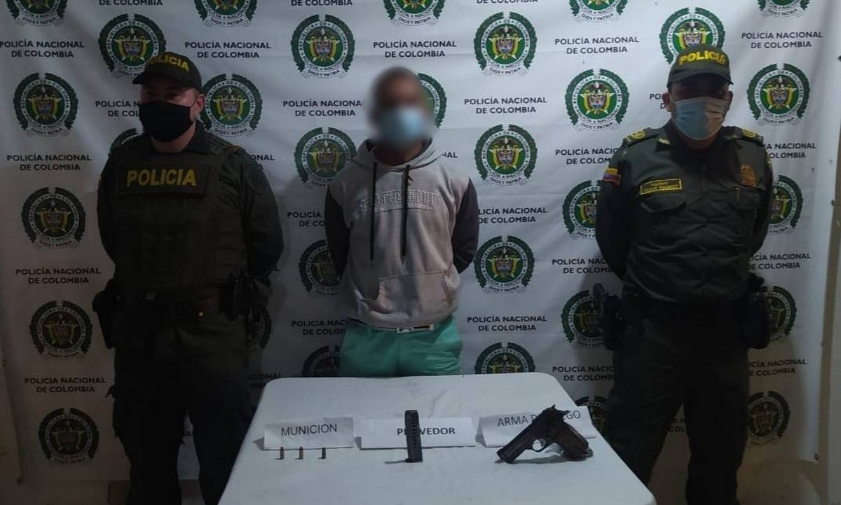 ¿Qué hacía con esa pistola? Lo cogieron en Yolombó sin permiso para portarla 1 Capturado en Yolombó por portar una pistola sin permiso