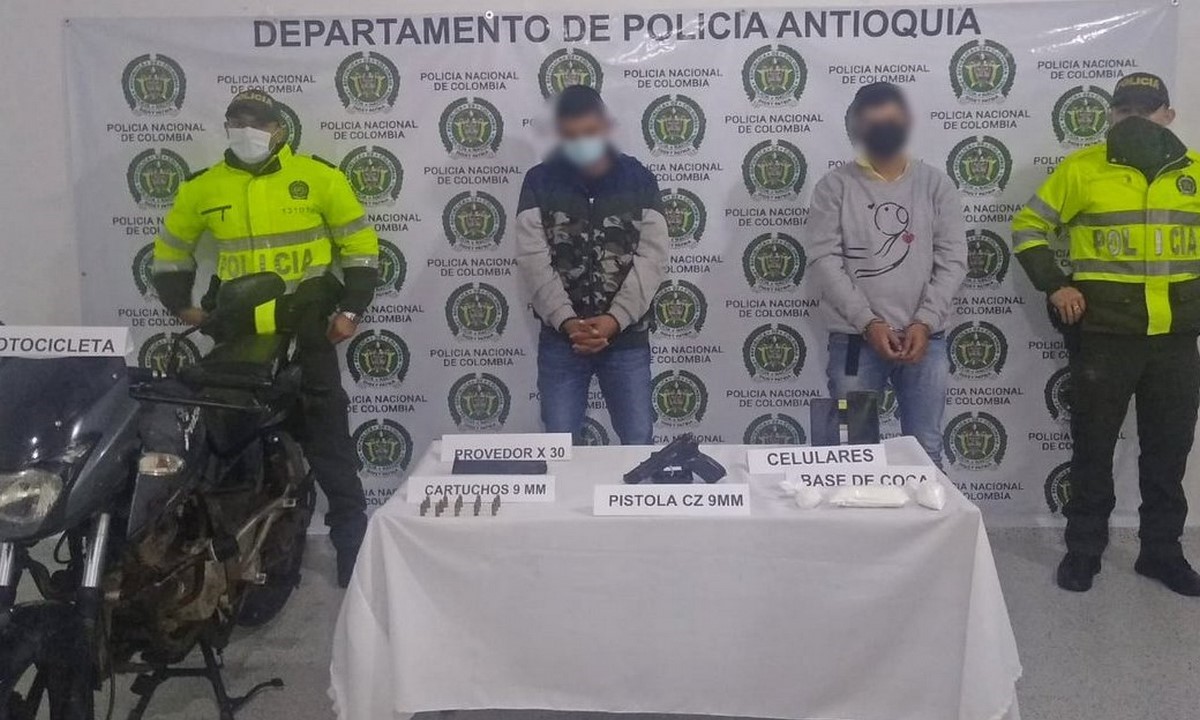 Cogieron a este par con una pistola y base de coca en Entrerríos 1 Los cogieron con una pistola y base de coca en Entrerríos