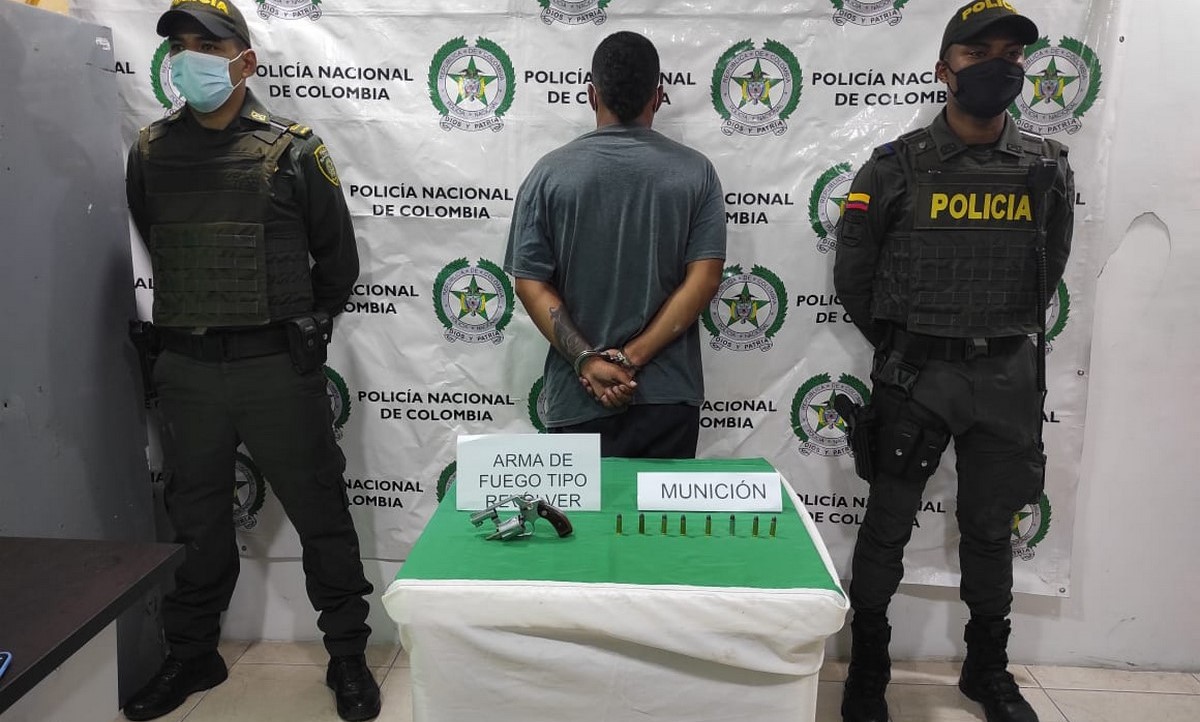 Lo requisaron y le pillaron un revólver calibre 38, de una lo capturaron 1 Capturado en Segovia por llevar un revólver calibre 38