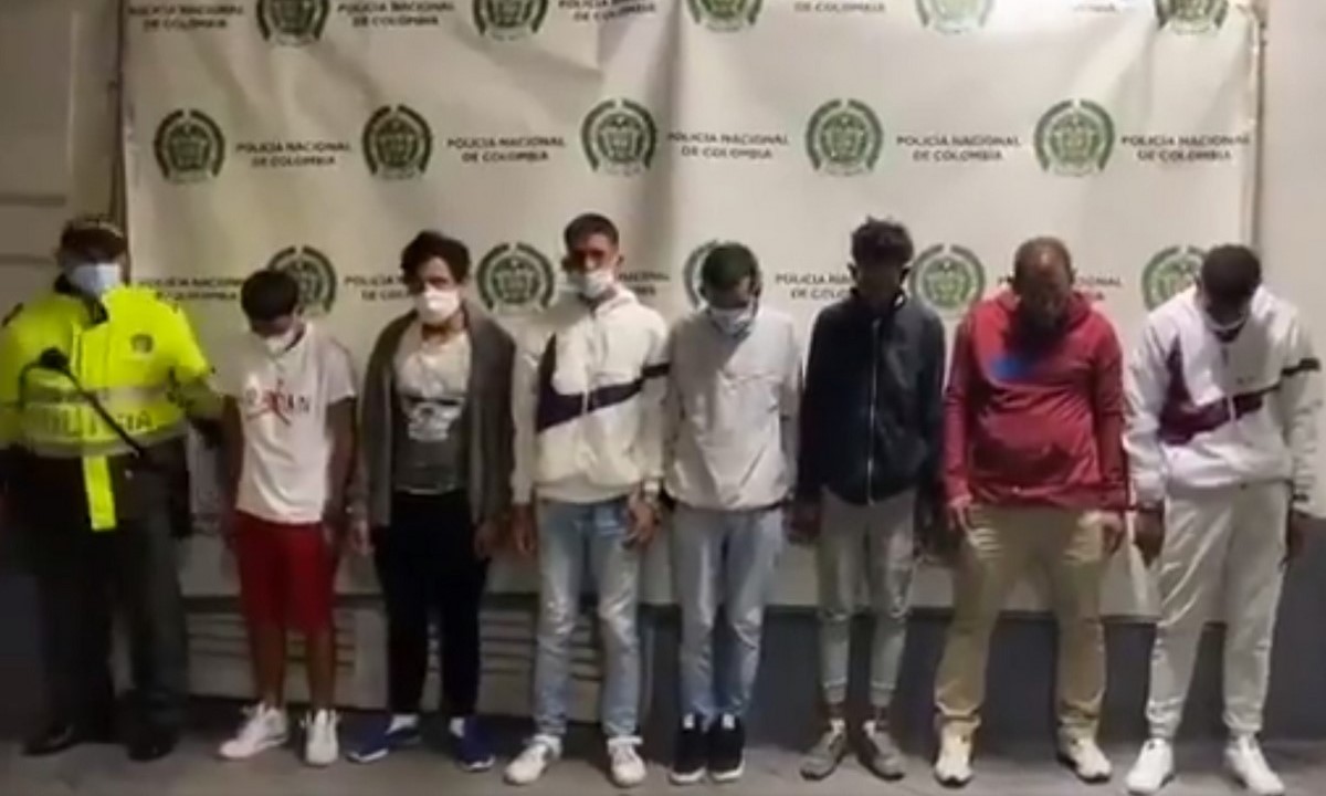 Video: Cogieron a 7 extranjeros por secuestro y hurto a los pasajeros de un SITP 1 Cogieron a 7 extranjeros por secuestro y hurto en un SITP
