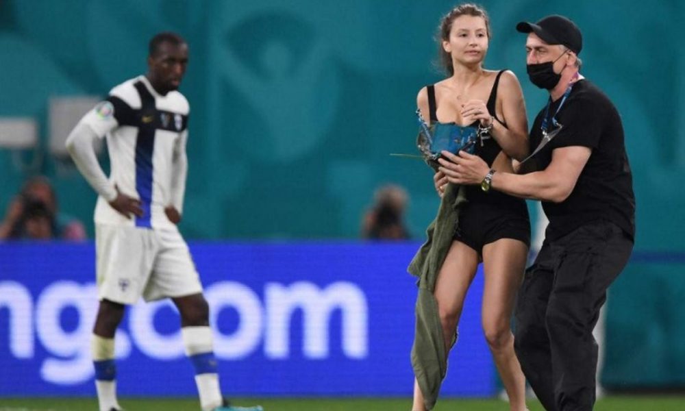 Mujer invadió partido de la Eurocopa para quitarse la ropa