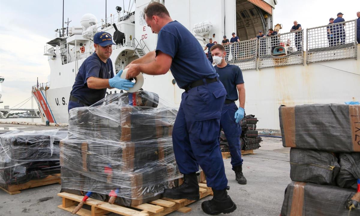Fotografía cedida hoy por la Guardia Costera estadounidense donde aparecen miembros de la tripulación del guardacostas Tahoma mientras descargan fardos de cocaína el 14 de junio en Port Everglades en Fort Lauderdale, Florida. EFE/Charly Tautfest/Guardia Costera EE.UU. cocaína