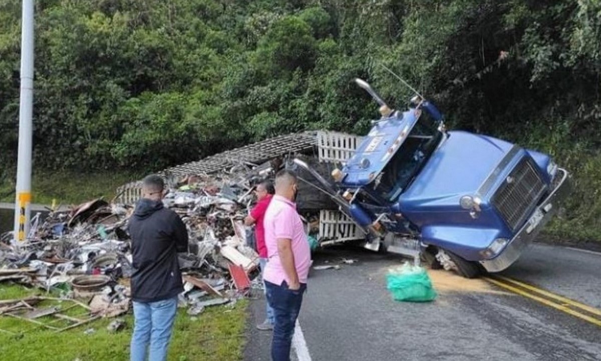 Cierre total en el sector Alto de Minas por accidente de camión 1 Cierre total en el sector Alto de Minas por accidente