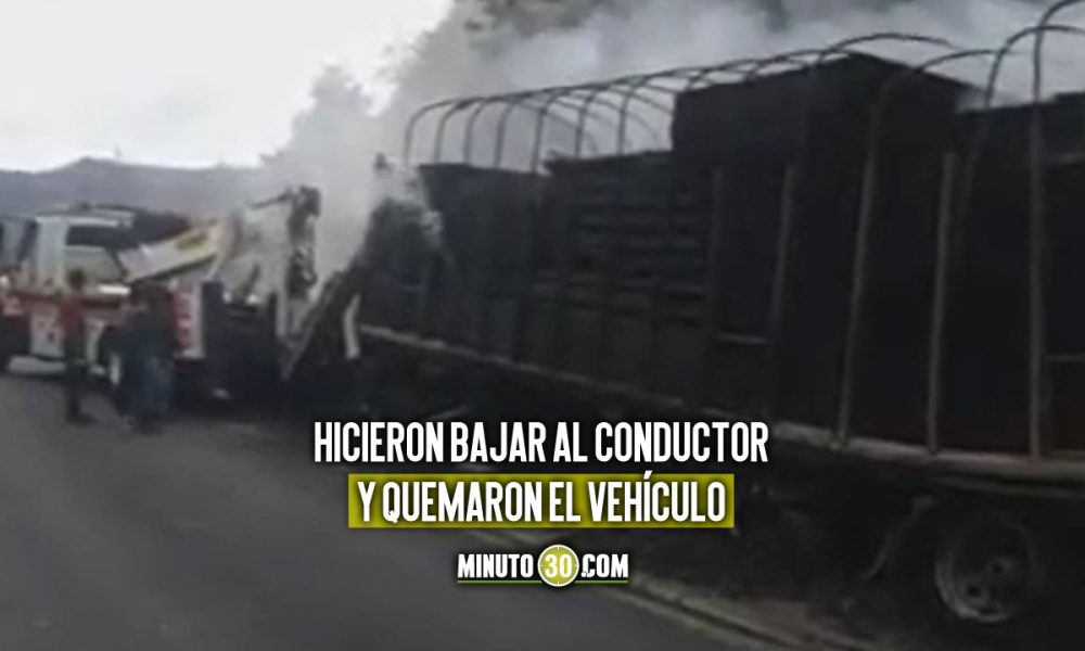 [Video] Quemaron un tractocamión en la vía Yarumal - Valdivia