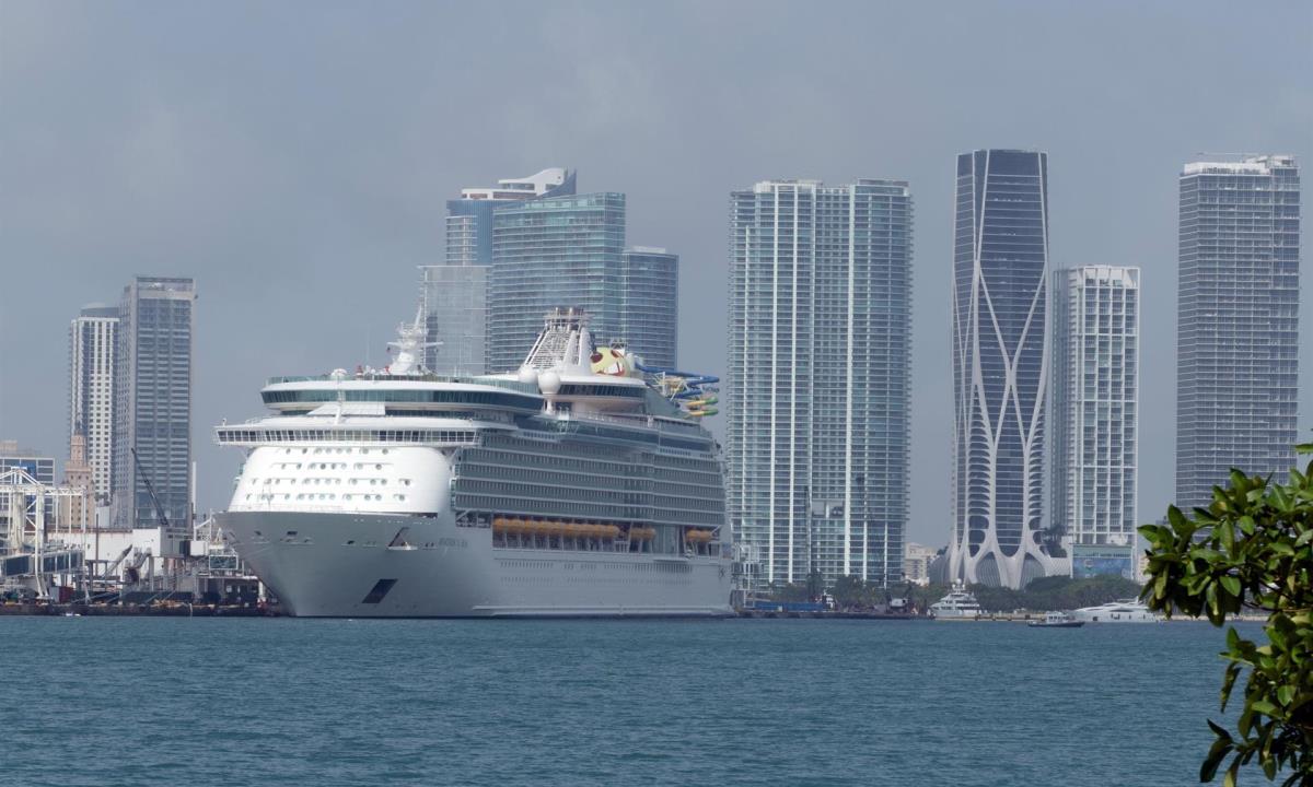 Florida cuestiona la exigencia de vacunación para reanudar los cruceros 1 crucero